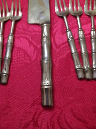 Sette pezzi posate dolce ottone.