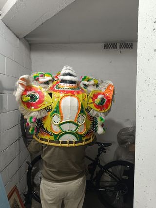 Cabeza y cola de dragón disfraz adulto