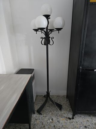 Lampara forja de pie.