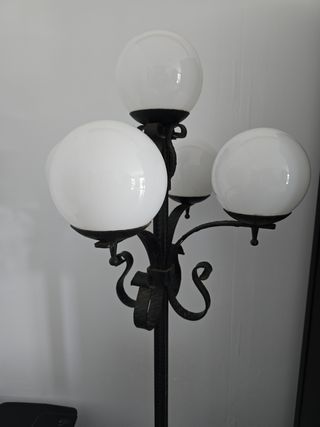Lampara forja de pie.