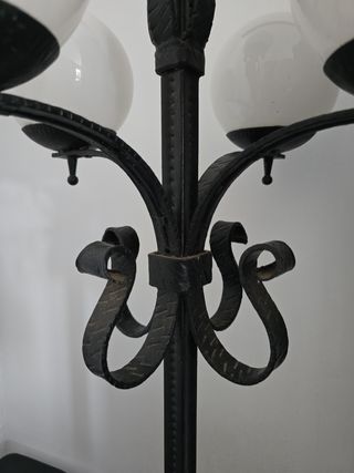 Lampara forja de pie.