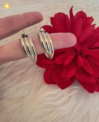 Pendientes de acero nuevos con etiqueta