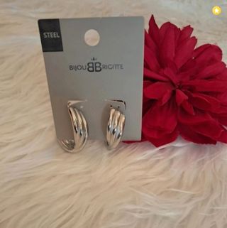 Pendientes de acero nuevos con etiqueta