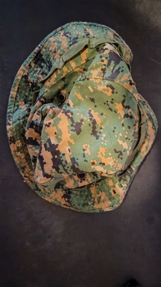 Jungle e cappellino mimetico marpat