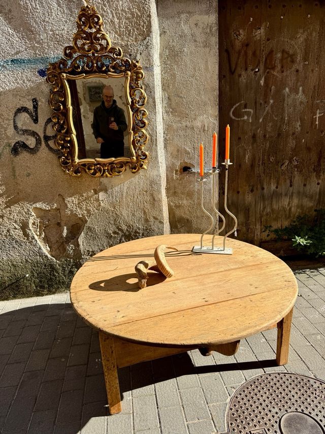 Gran mesa antigua de centro. alas