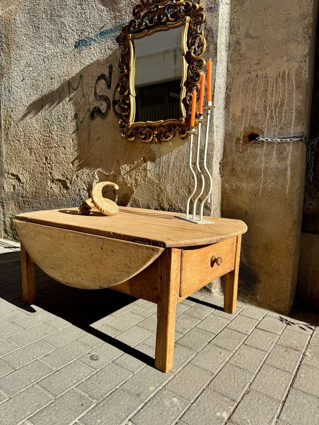 Gran mesa antigua de centro. alas