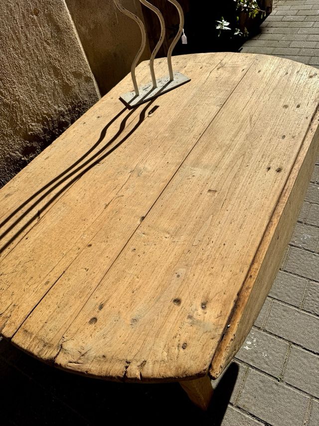 Gran mesa antigua de centro. alas