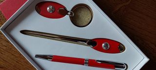 Set portachiavi, tagliacarte e penna