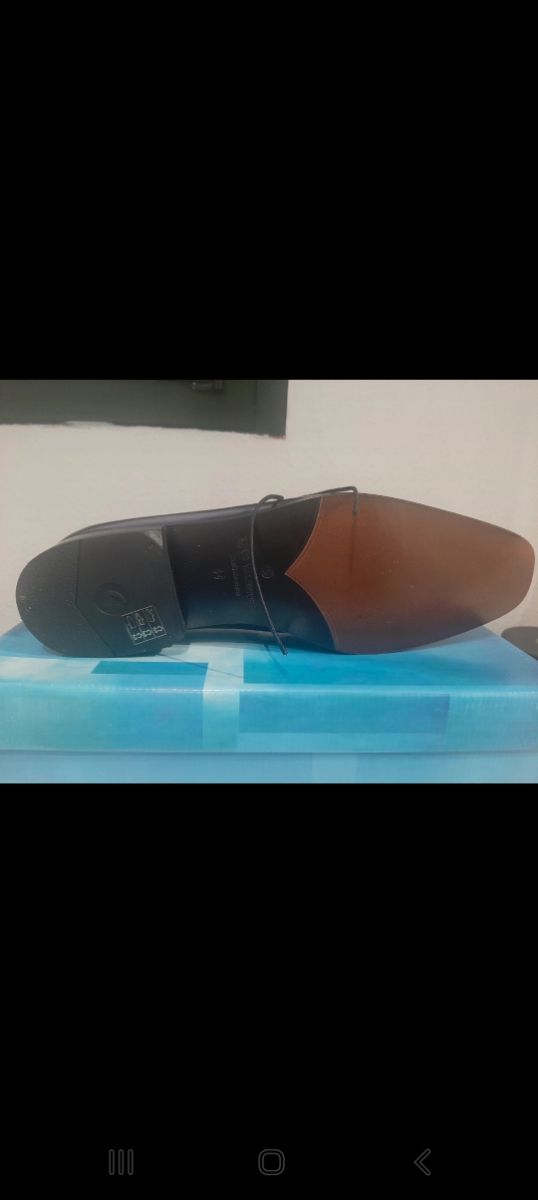 Zapatos de hombre nuevos