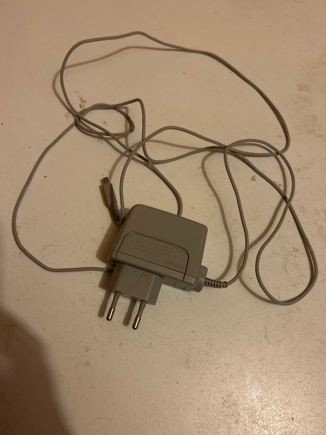 Nintendo 2ds con 20 juegos y cable de corriente