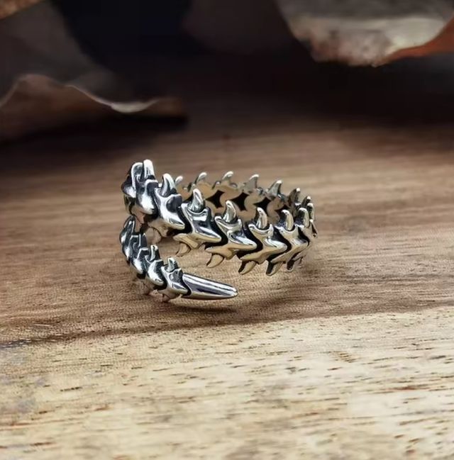 Anillo ciempiés estilo dark punk