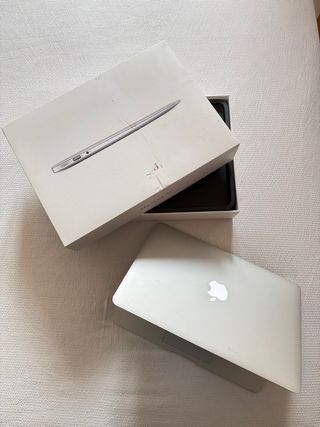 MacBook Air 13” con Caja y Accesorios