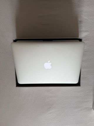 MacBook Air 13” con Caja y Accesorios