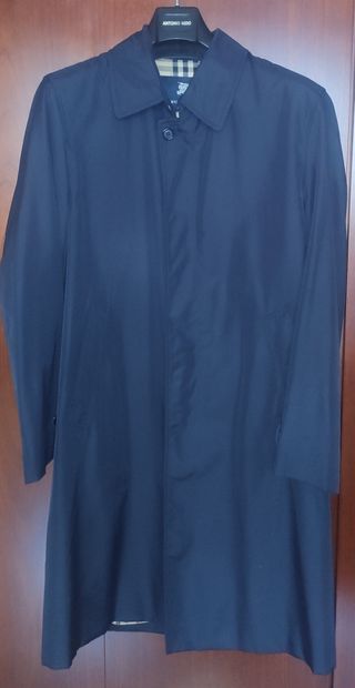 Gabardina Burberry negra. Oferta!.