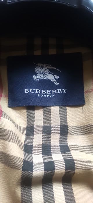 Gabardina Burberry negra. Oferta!.