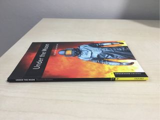 Libro en ingles: Under the Moon