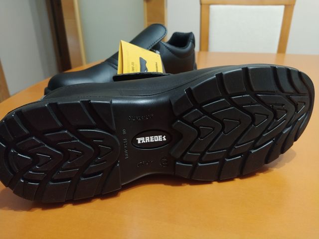Zapatos de SEGURIDAD
talla  43  .  Cómodos.