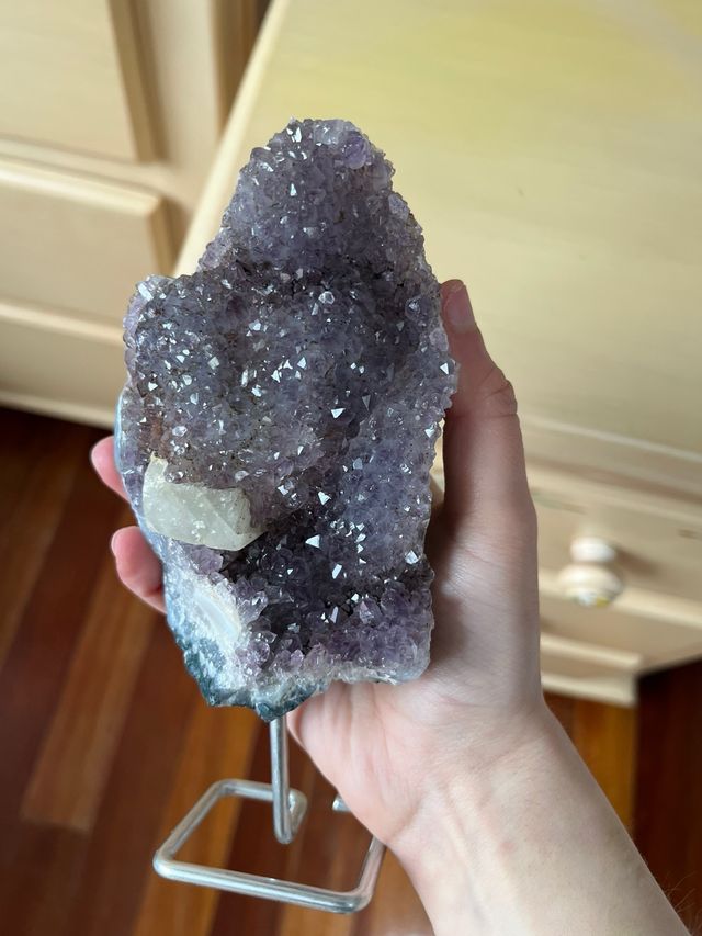 Geoda de amatista en peana