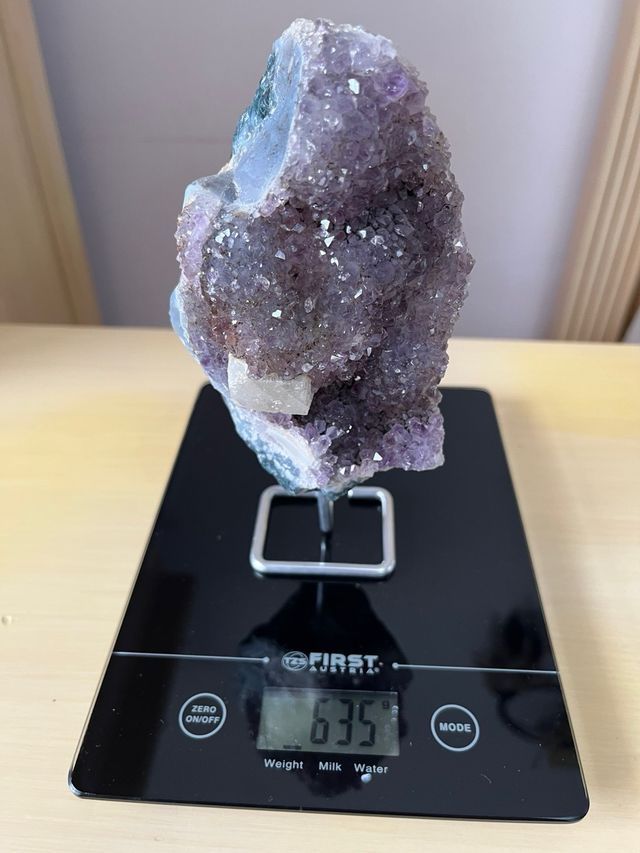 Geoda de amatista en peana