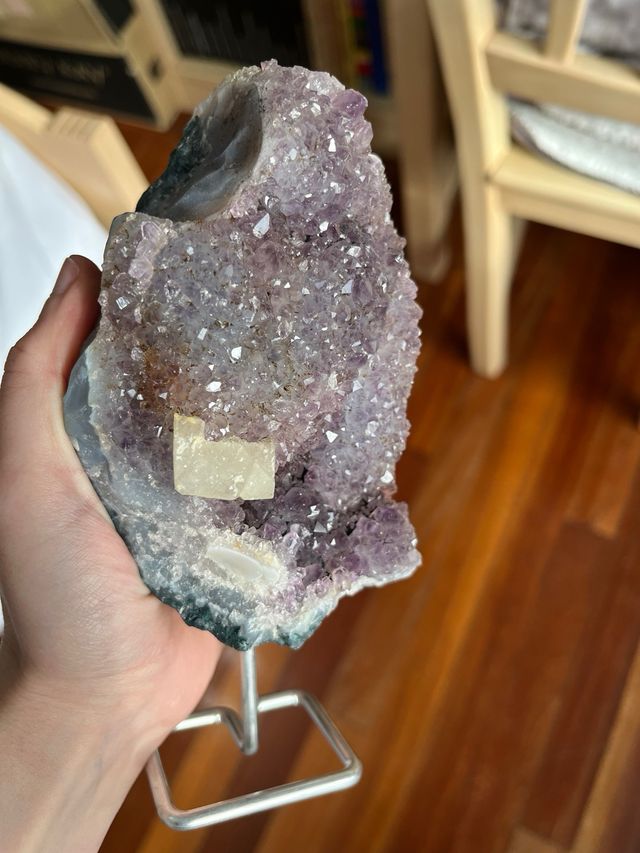 Geoda de amatista en peana