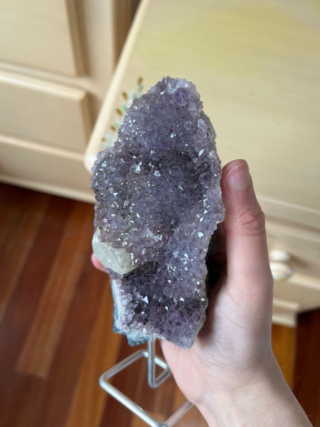 Geoda de amatista en peana