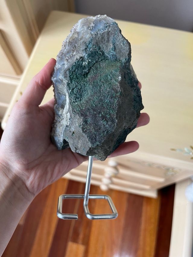 Geoda de amatista en peana