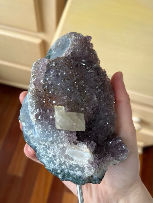 Geoda de amatista en peana