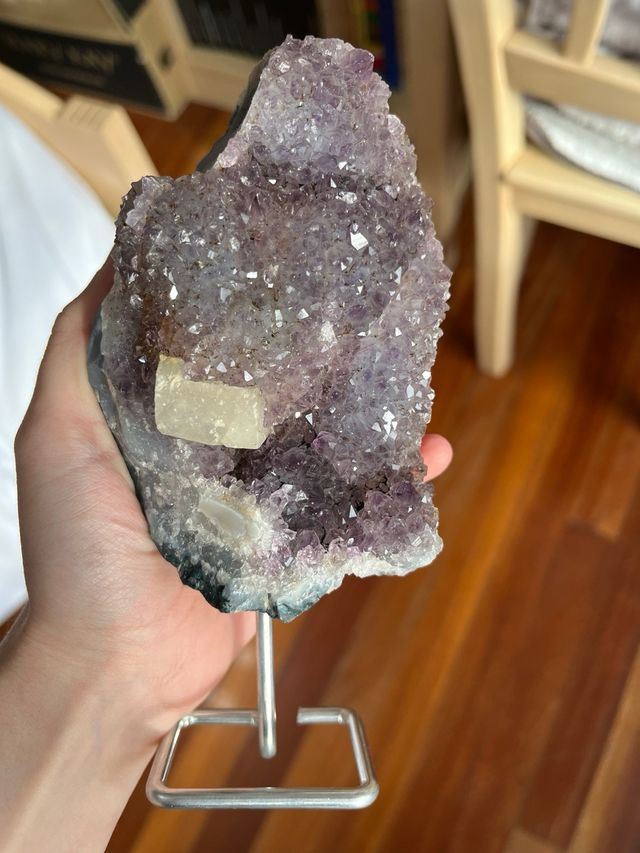 Geoda de amatista en peana