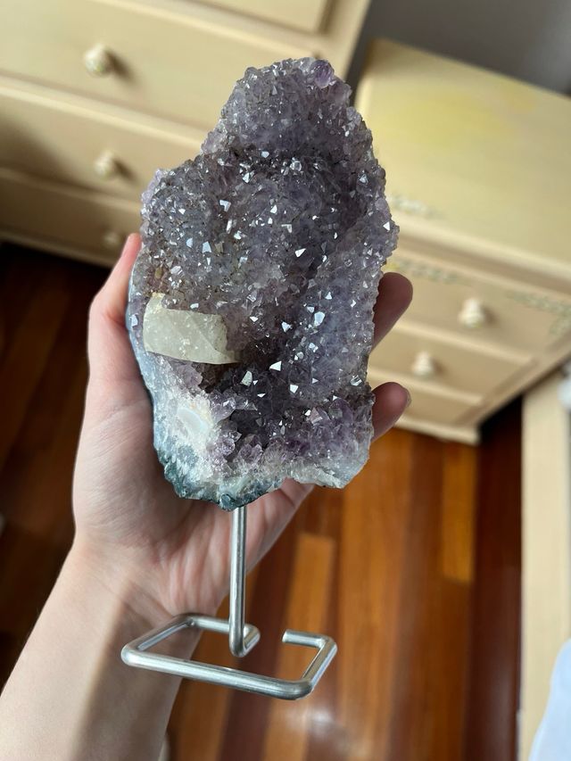 Geoda de amatista en peana