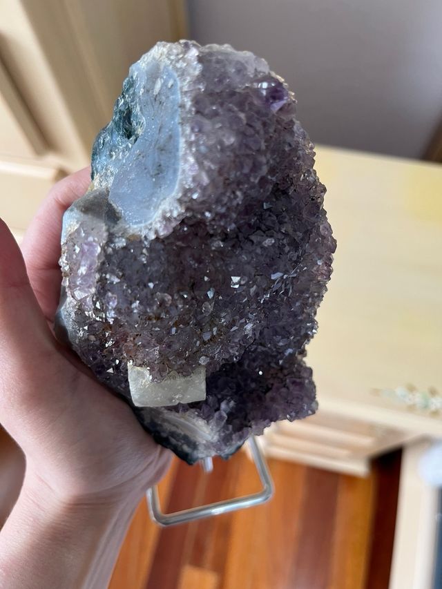 Geoda de amatista en peana