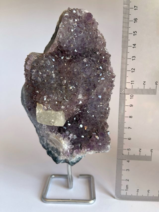 Geoda de amatista en peana