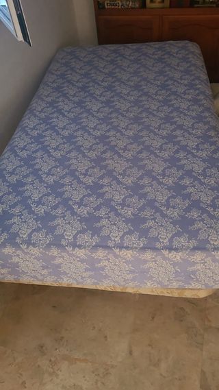Somier más colchón más cabecero más mesilla.