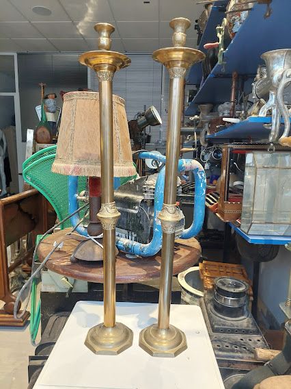 Antiguos candelabros de iglesia de laton y bronce