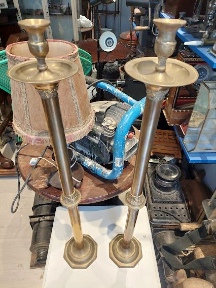 Antiguos candelabros de iglesia de laton y bronce