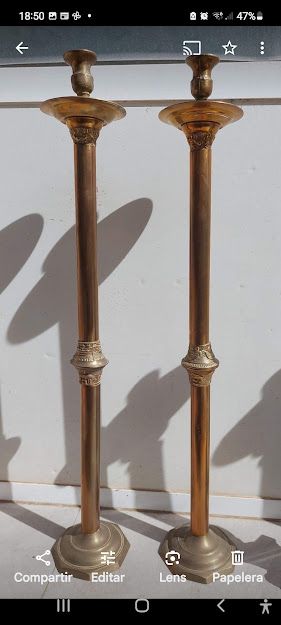 Antiguos candelabros de iglesia de laton y bronce