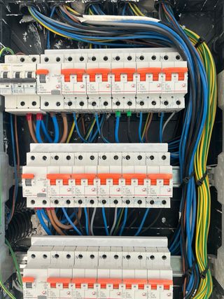 Trabajos de electricidad y aire acondicionado