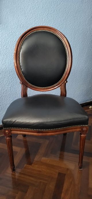 Sillas tapizado de cuero negro y madera caoba