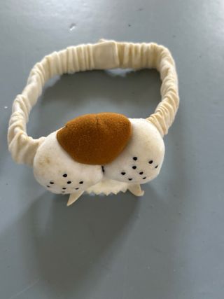 Marionetas infantiles y hocico de lobo