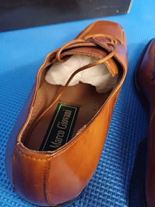 Zapatos de traje elegantes y marroes Marco Giovai