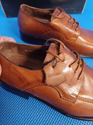Zapatos de traje elegantes y marroes Marco Giovai