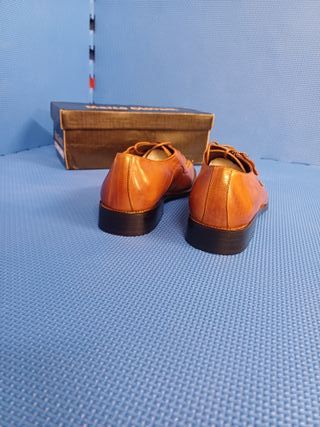 Zapatos de traje elegantes y marroes Marco Giovai