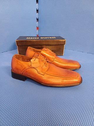 Zapatos de traje elegantes y marroes Marco Giovai