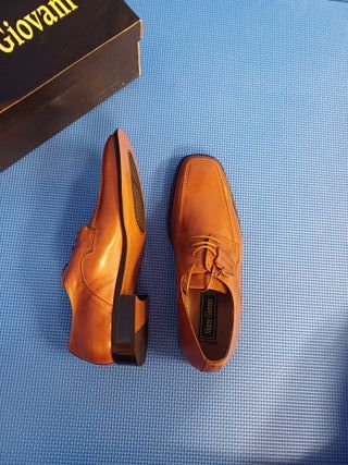 Zapatos de traje elegantes y marroes Marco Giovai