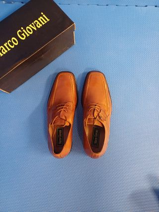 Zapatos de traje elegantes y marroes Marco Giovai
