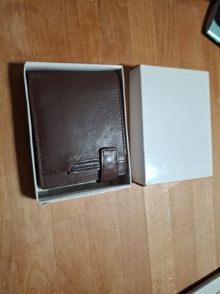 Cartera piel marron. Tiene caja, ideal para regalo