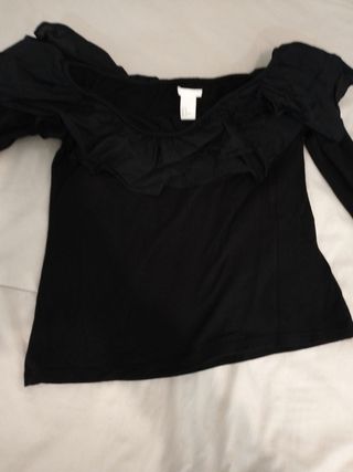 Blusa negra cuello volante.Talla M, HM
