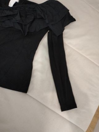 Blusa negra cuello volante.Talla M, HM