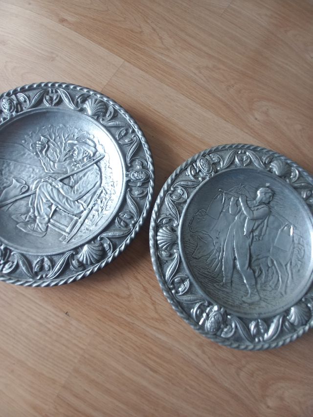 Set di 2 piatti decorativi da appendere intagliati