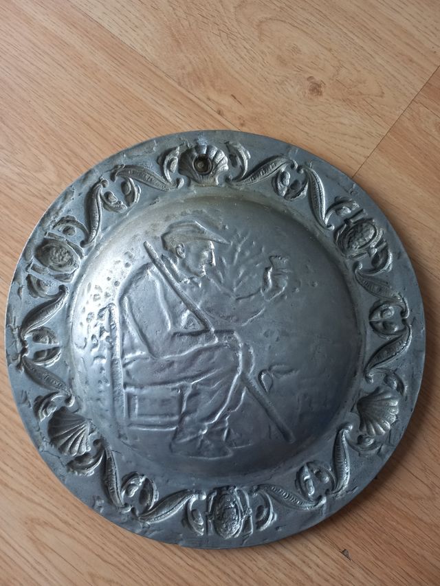 Set di 2 piatti decorativi da appendere intagliati