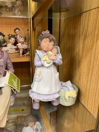 Figura marca Elisa niña con muñeca